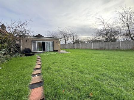 4 bedroom detached bungalow to rent - Photo 4