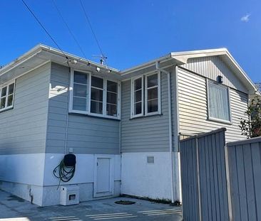 School run bliss in Tawa - 3Bed 2Bath - Photo 2
