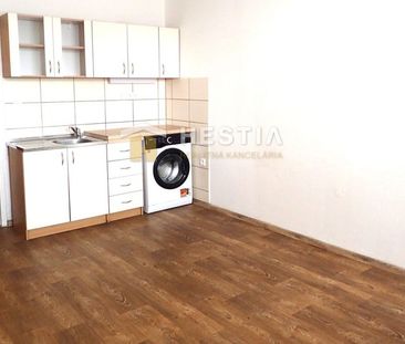 Garsónka s balkónom priamo v centre mesta - Fotografia 3