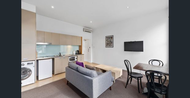 Modern Fully Furnished Apartment Close to Transport & CBD - Photo 1