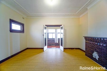 Charming Family Home in Penshurst - Photo 3