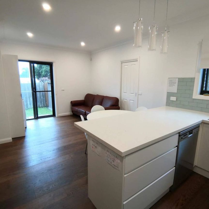 Glen Waverley - Photo 1