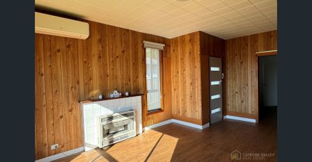 3 bedroom light-filled home - Photo 2