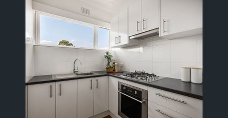 Spacious Sunny Living! - Photo 3