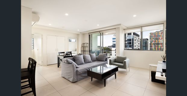 2-bed, 2-bath apartment in prime Fortitude Valley location - Photo 1