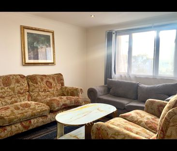 2 Bed Flat, Sullivan Court, SW5 - Photo 3
