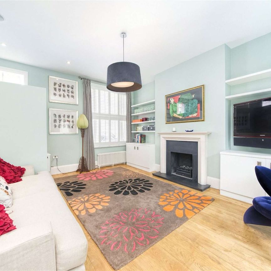A double fronted three bedroom house with three en suite bathrooms and a roof terrace - Photo 1