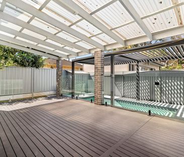 Modern 4 Bedroom Townhouse with Pool & Exceptional Outdoor Entertai... - Photo 6