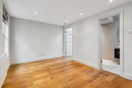 4 bedroom house in Mornington Crescent - Photo 2