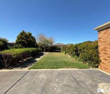 Spacious and charming 4 bedrooms house in Werribee - Photo 3