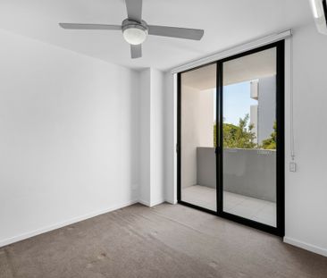 PARKSIDE 2 BEDROOM, 2 BATHROOM UNIT WITH LIFT ACCESS ! - Photo 4