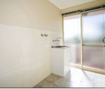 Charming , spacious and low maintenance house to let in Hamilton Hill - Photo 6