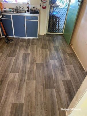QUEENSLAND STYLE UNIT CENTRALLY LOCATED - Photo 1