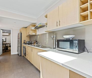 Elegant, updated Victorian terrace in sought-after park-side pocket - Photo 1