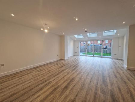 3 bedroom semi-detached house to rent - Photo 3