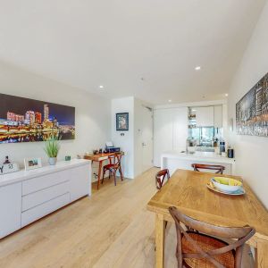 Luxury Apartment Living in Prime West Melbourne Position - Photo 3