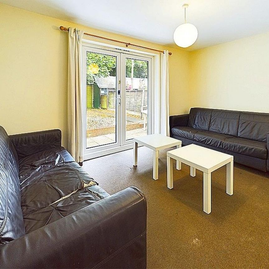 6 bedroom House To Let - Photo 1