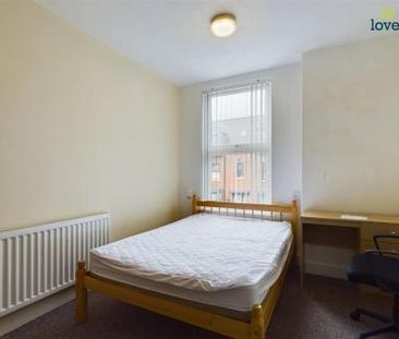 4 bedroom Town house To Let - Photo 5