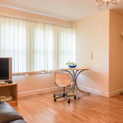 2 Bedrooms Broomfield Crescent - Photo 1