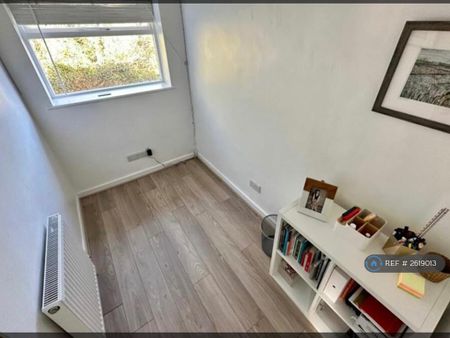 3 bedroom flat to rent - Photo 3