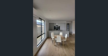 Modern Family Home with 3 Bedrooms & 3 Bathrooms - Photo 2