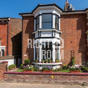 1 bedroom in a house share to rent - Photo 2