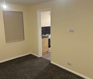Studio Flat, Grange Fields Way, LS10 - Photo 1