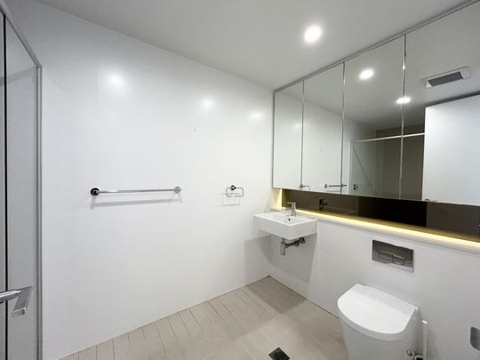Rosebery | Modern 2-Bedroom Apartment in Prime Location - Photo 1