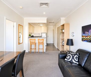 Fully Furnished City Apartment with Breathtaking Yarra River Views - Photo 2