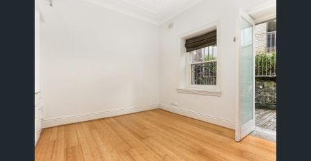 Boutique 1 bedroom apartment with shared courtyard. - Photo 4