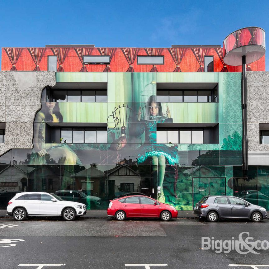 WELCOME TO THE 2 GIRLS BUILDING! SPACIOUS 1 BEDROOM APARTMENT WITH PRIVATE BALCONY - Photo 1