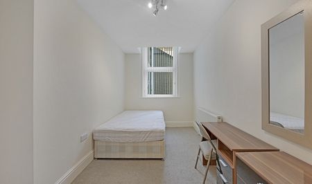 Spacious 4-Bed, 4-Bath Student Flat with Large Communal Garden & Free Parking - Photo 2