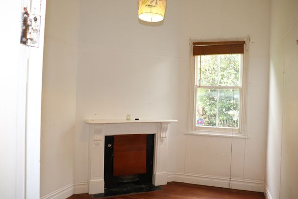 Cosy 5-Bedroom Home with lots of Character - Surrounded by Fruit Trees - Photo 1