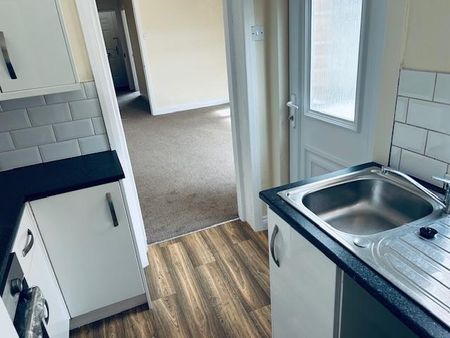2 bedroom ground floor flat to rent - Photo 2
