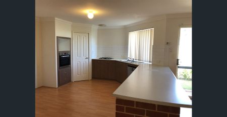 Large Beautiful Family Home! - Photo 5