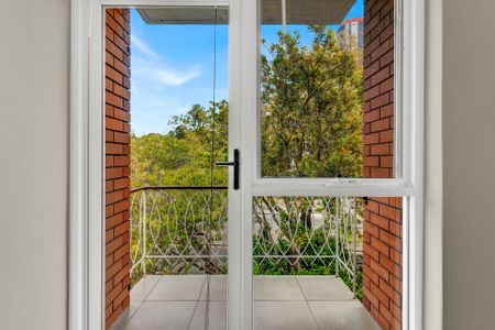 Great Value Apartment With Views Over Fawkner Park. - Photo 2