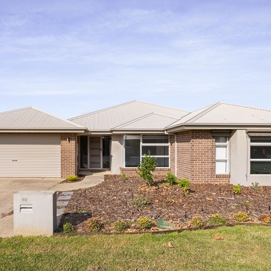 Spacious 4 Bedroom - Photo 1