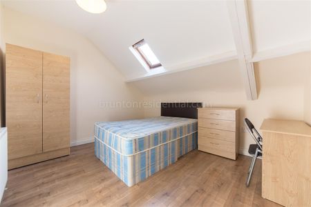 4 bed maisonette to rent in Chillingham Road, Newcastle Upon Tyne, NE6 - Photo 3