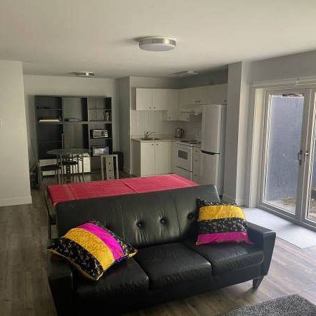 Bright, spacious 1 BR semi-furnished (8-month lease) - Photo 4