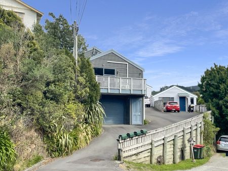 Sunny 3-Bedroom Townhouse in Sought-After Wadestown - Photo 4