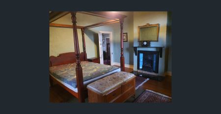 Studio sized rooms for rent in heritage Sandstone House on 2500sq metres - Photo 2