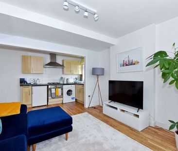 A furnished one bed first floor apartment with excellent access to ... - Photo 2