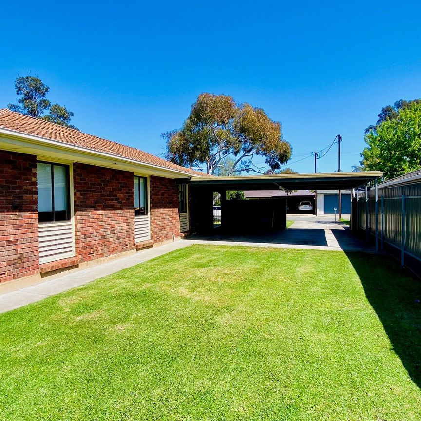 Refurbished 3 Bedroom Home - Spacious Grounds - Photo 1