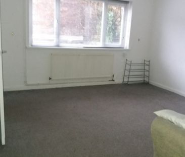 Room in a Shared House, Ballards Way, CR0 - Photo 2