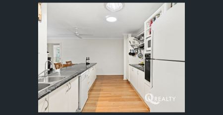 🏡 Right Next to Sunnybank Hills Shoppingtown! - Photo 4