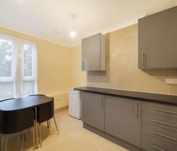 3 bedroom flat to rent - Photo 4