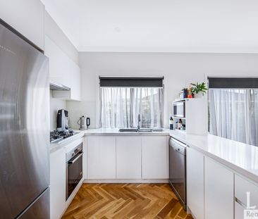 2/21 Kurrajong Avenue, Glen Waverley VIC 3150 - Townhouse For Rent ... - Photo 2