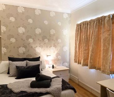7 bedroom House in Moor Park Drive, Leeds - Photo 1
