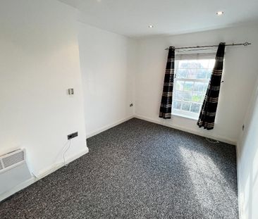 2 bed flat to rent in The Trinity, 50 Crown Hill, SS6 - Photo 3