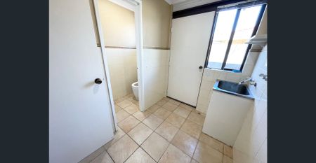 Spacious family living with poolside paradise! - Photo 4